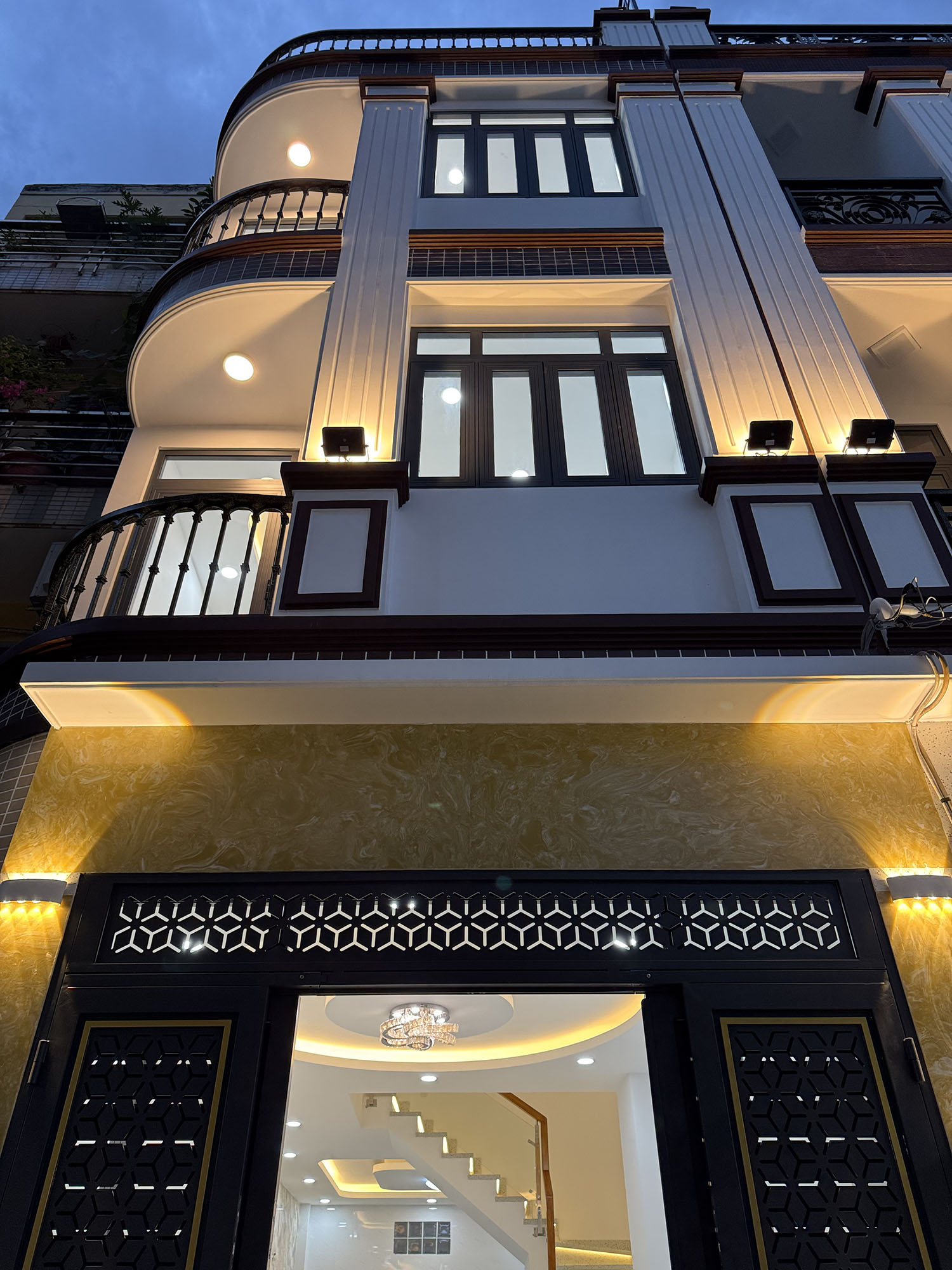 Tuyệt phẩm đẹp lung linh 3 lầu (4mx12m=48m2 vuông vức) mới 100% hẻm xe hơi khu VIP Hồ Xuân Hương
